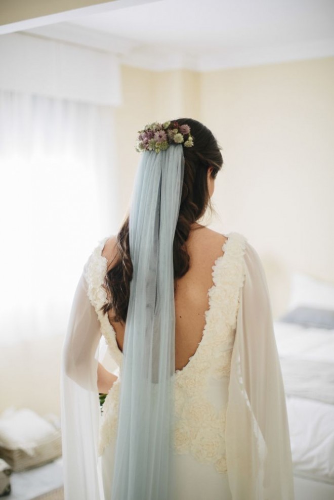 Короткое свадебное платье с фатой серого оттенка