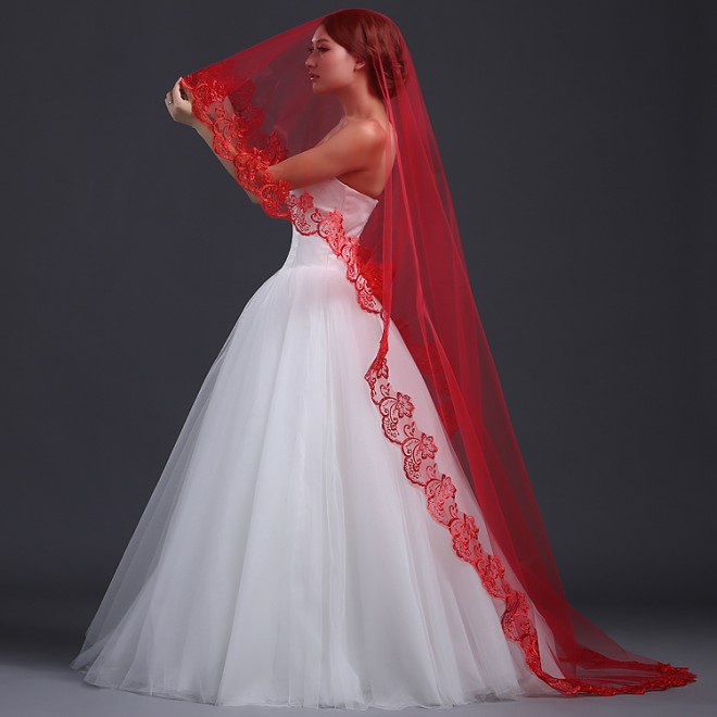 Пышное свадебное платье с фатой красной